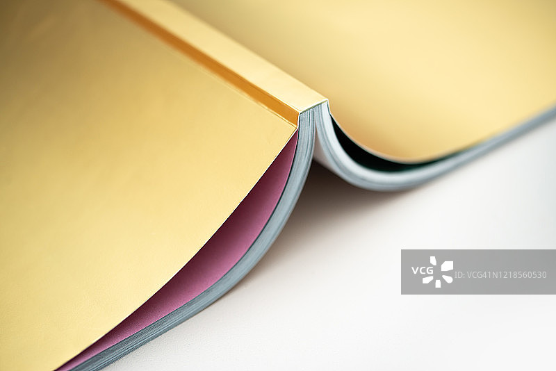 金色封面打开的杂志图片素材