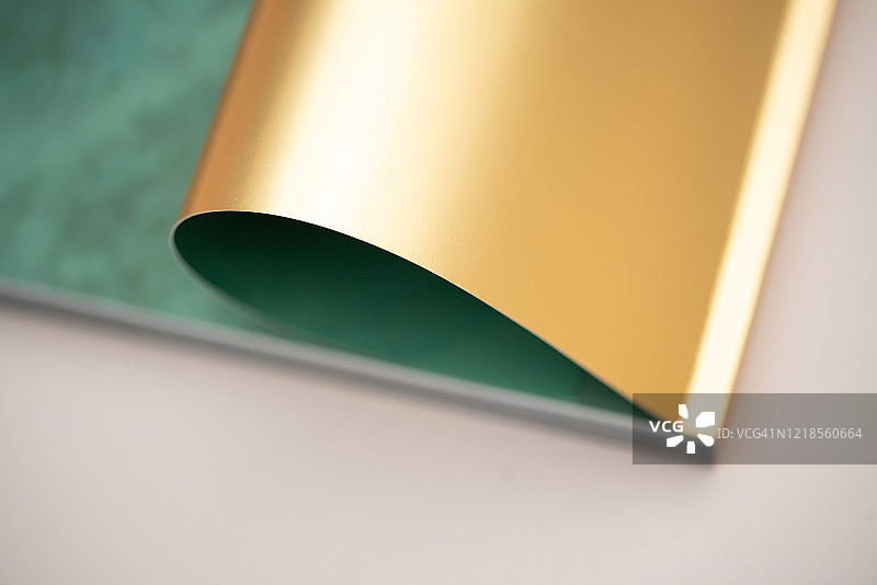 杂志中带有金色封面的页面图片素材