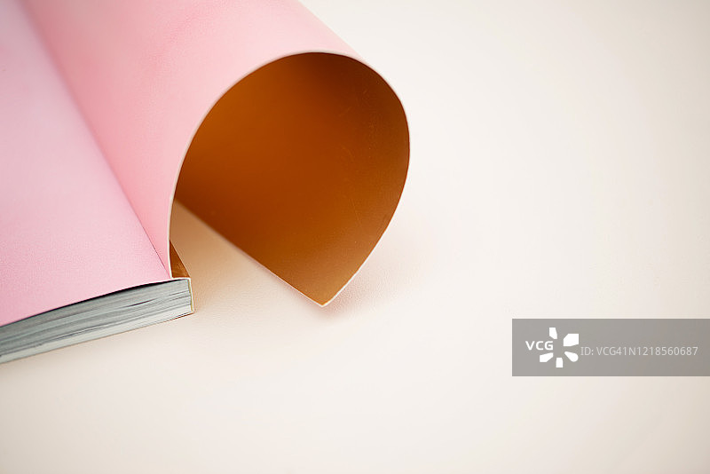 杂志中的折叠页图片素材