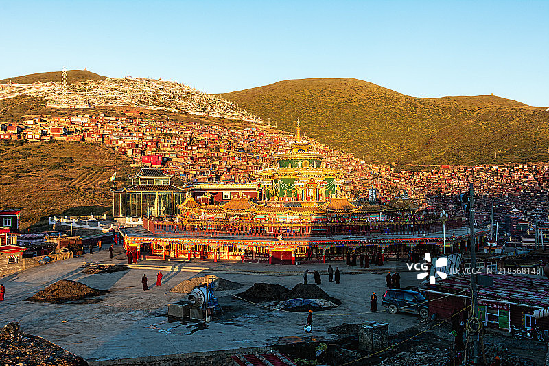 色达五明佛学院阳光下的金色塔城图片素材