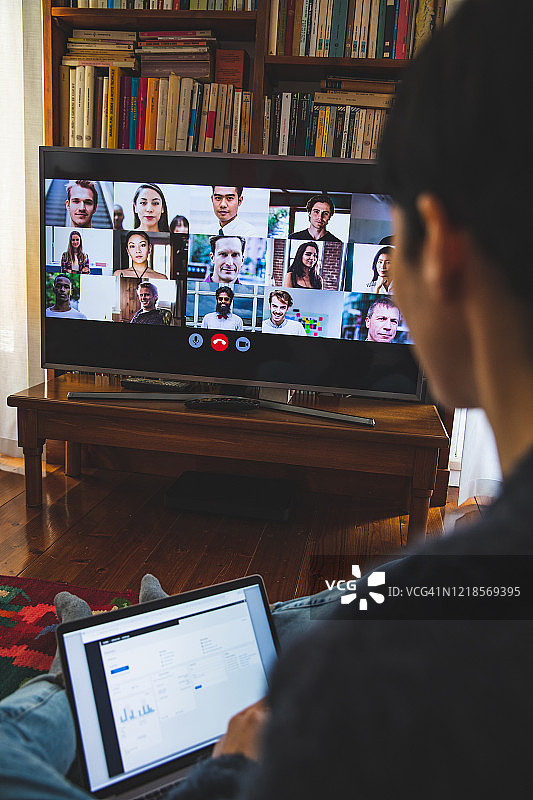 在视频会议设备屏幕前的女人图片素材