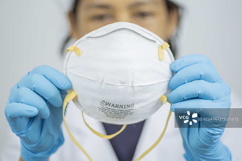 手持PM2.5防护口罩图片素材