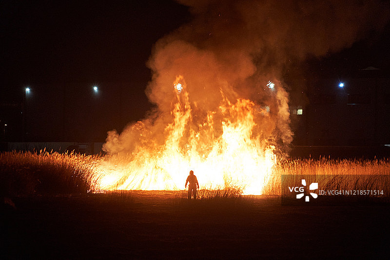 抽象消防员扑灭野火图片素材