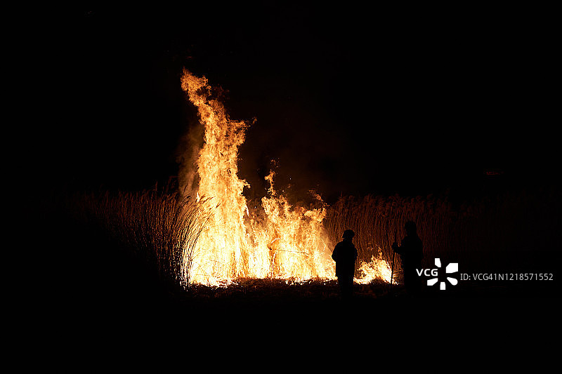 消防员在地面上计划下一步行动，背景是火灾和场地图片素材