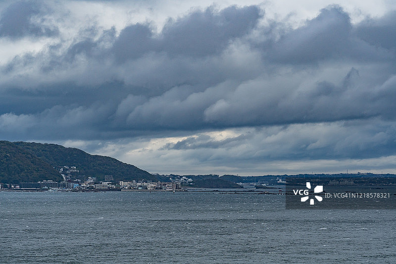 日本神奈川县海滩上的积雨云图片素材