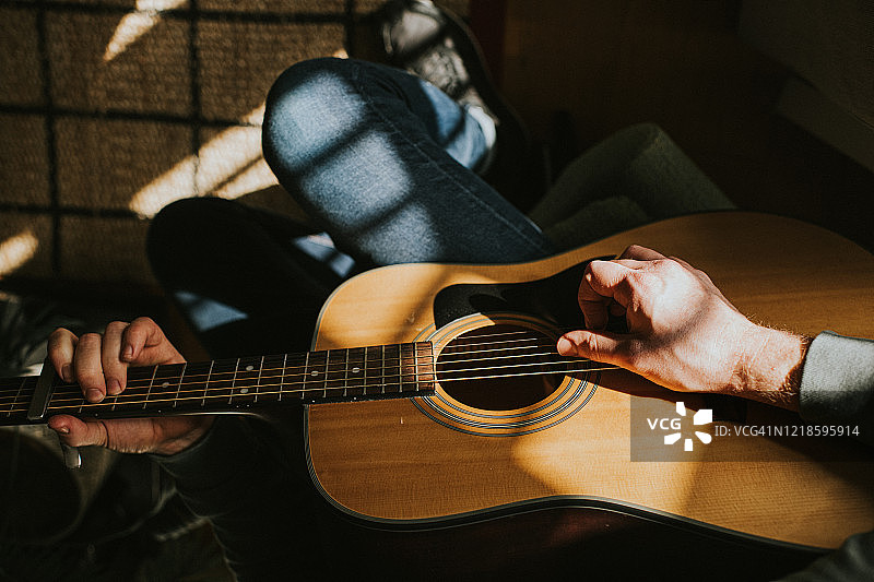 弹吉他图片素材
