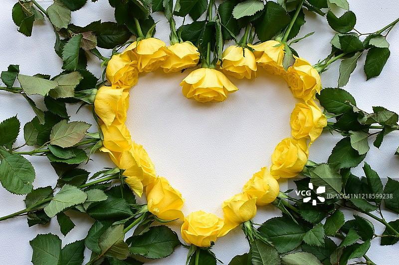黄玫瑰组成的心形图案图片素材