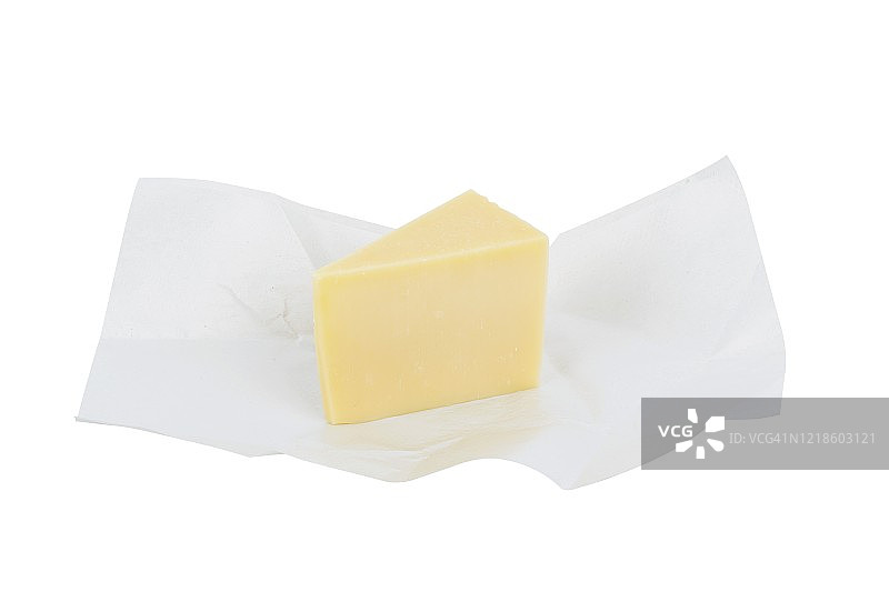白色包装纸上的帕尔马干酪三角形块图片素材