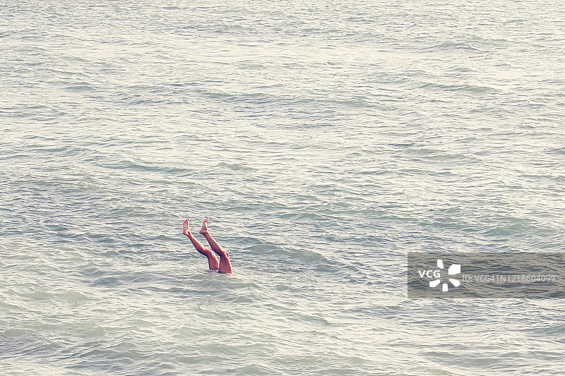 在海里潜水图片素材