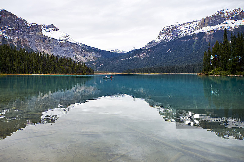 加拿大不列颠哥伦比亚省幽鹤国家公园翡翠湖全景图片素材