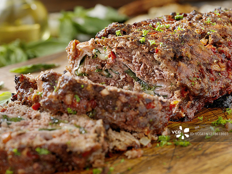 西西里风味肉卷配熟食火腿、罗勒和马苏里拉奶酪图片素材