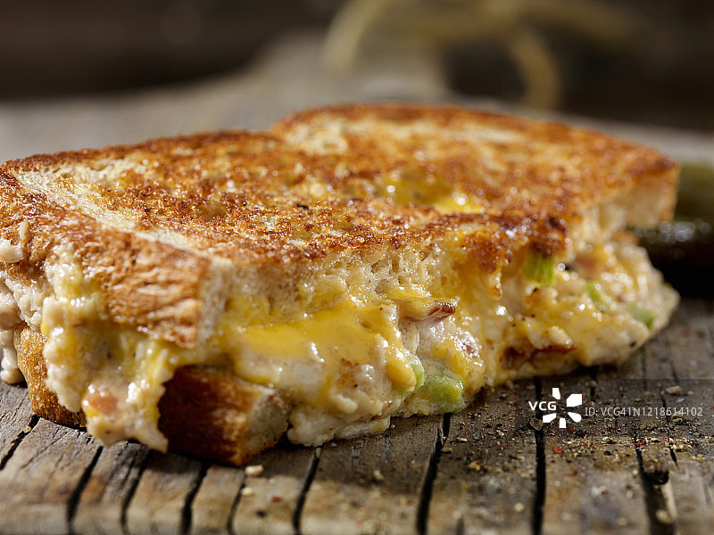 培根烤奶酪鸡肉沙拉三明治图片素材