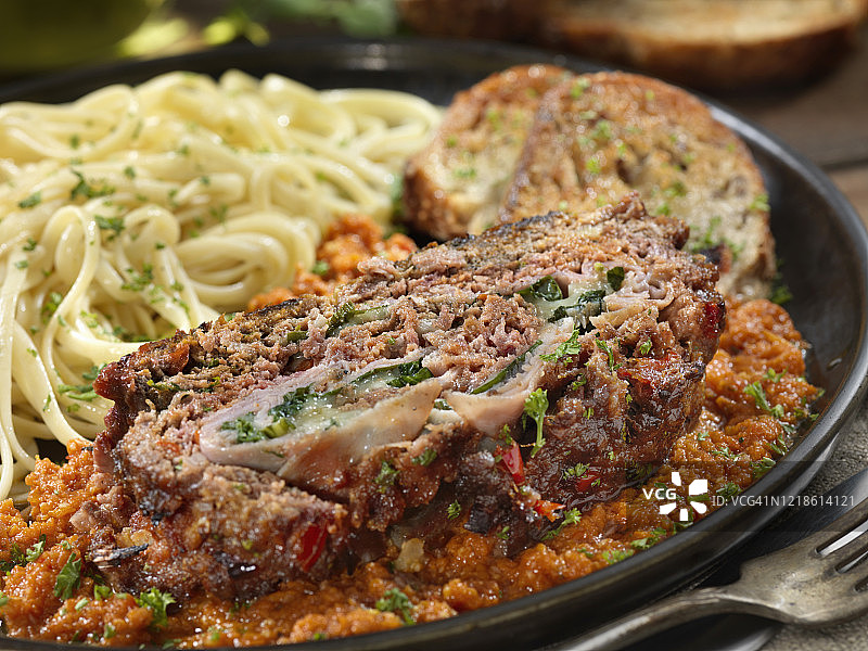 西西里风味肉卷配熟食火腿、罗勒和马苏里拉奶酪图片素材