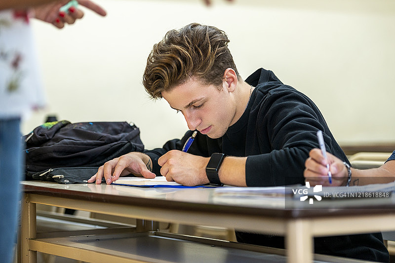 专心听讲的学生图片素材