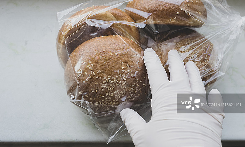 白色桌子上的一包小圆面包图片素材