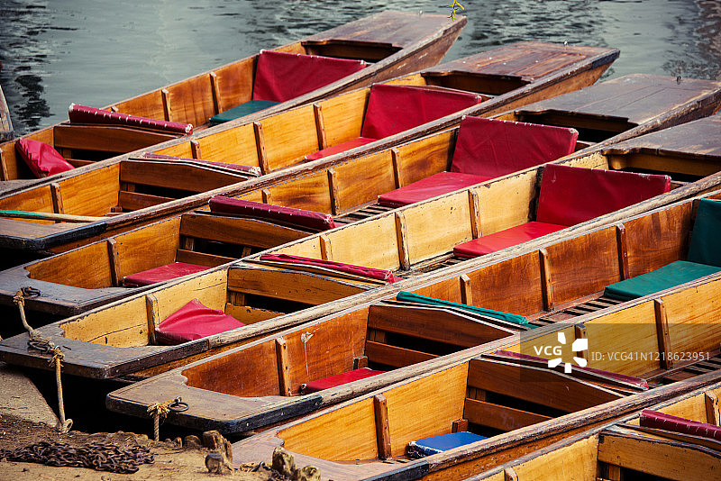 英国剑桥市康河上的撑篙船图片素材