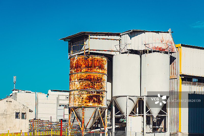 蓝天下的旧水泥厂图片素材