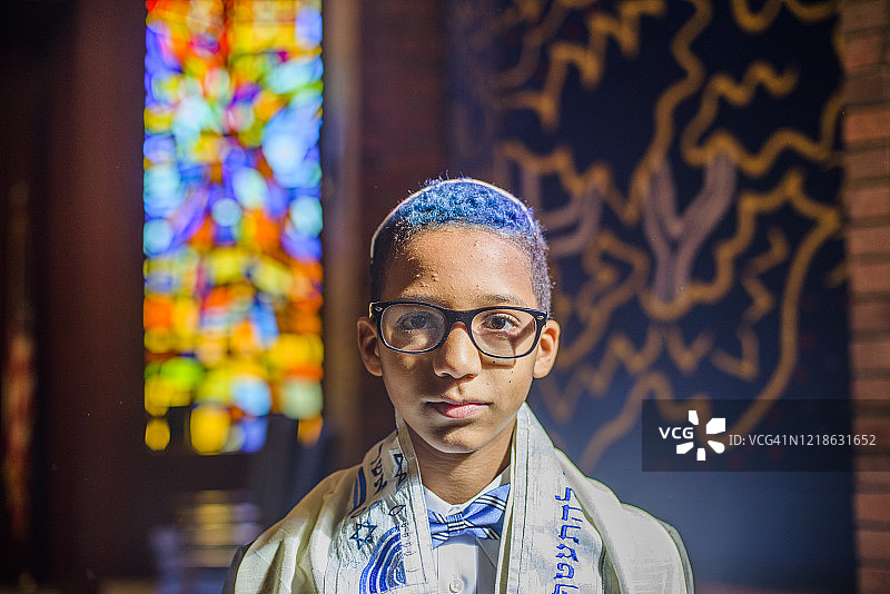 行成年礼的非裔美国男孩图片素材