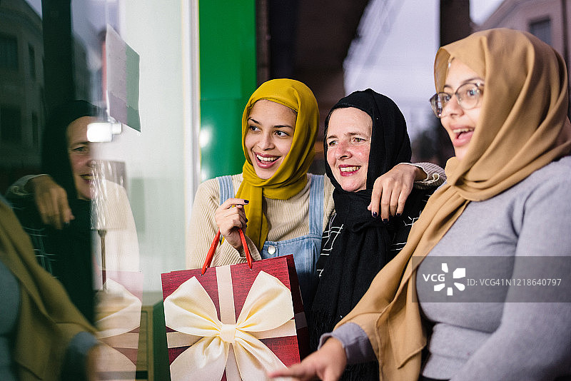 穆斯林妇女看着商店橱窗图片素材