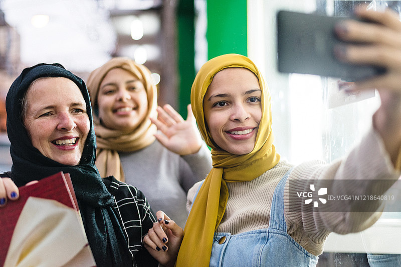 购物中的穆斯林数字媒体影响者图片素材