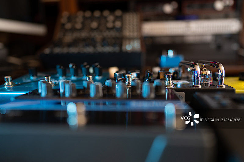 家庭录音室中的吉他效果器图片素材