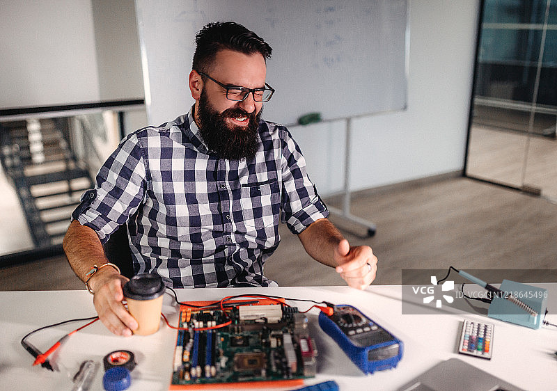 办公室工作到深夜图片素材