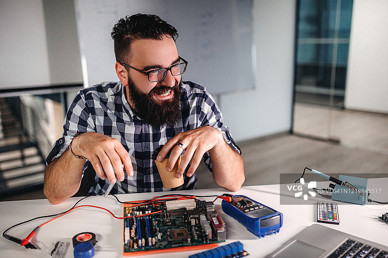 办公室工作到深夜图片素材