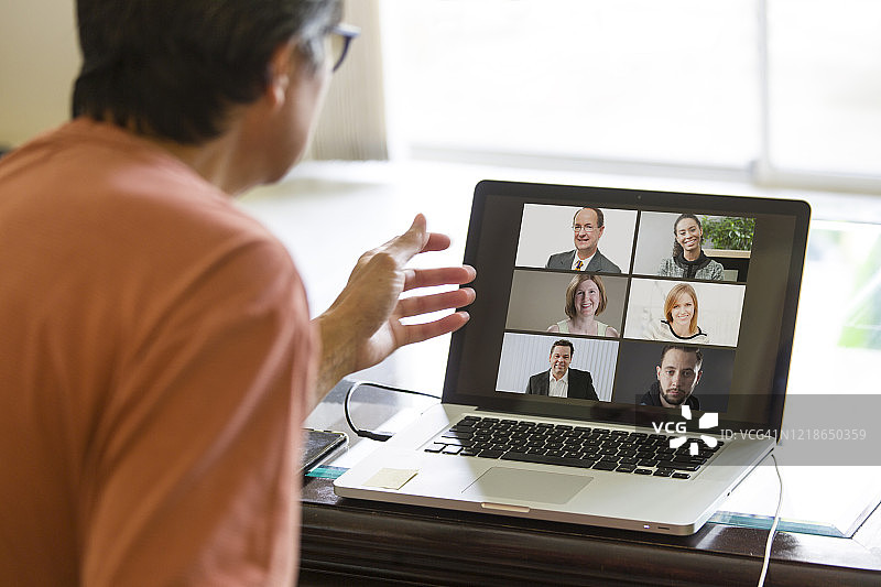 新冠疫情居家隔离，通过直播和视频会议进行虚拟商务办公图片素材