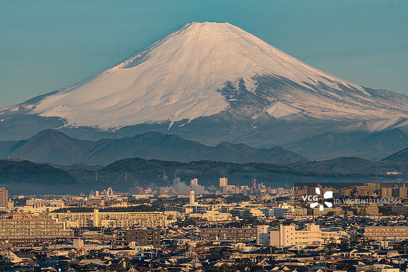 日本神奈川县的雪山富士山和城市建筑图片素材