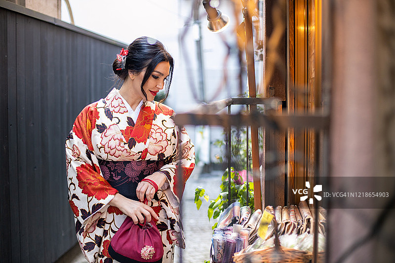 穿着和服在街上购物的白人妇女图片素材