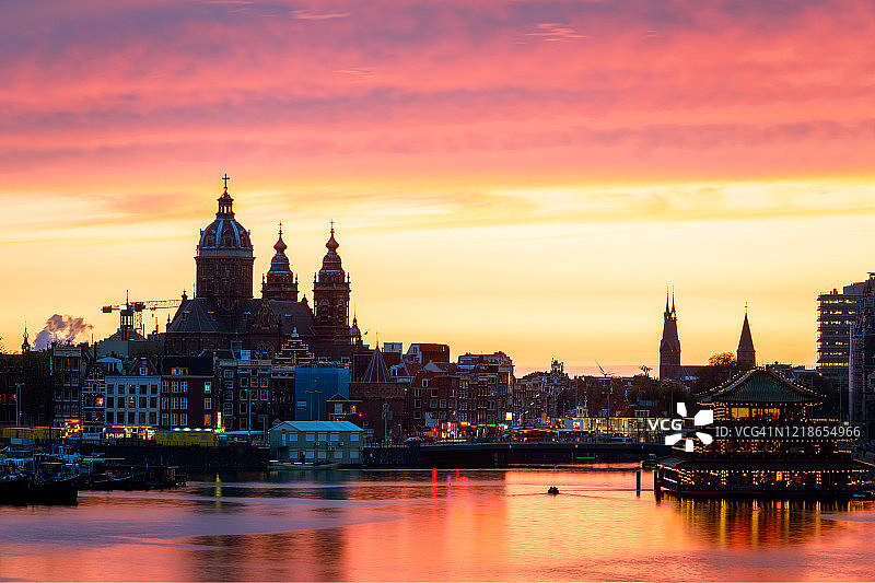 壮丽的天空，圣尼古拉斯教堂，阿姆斯特丹，荷兰图片素材