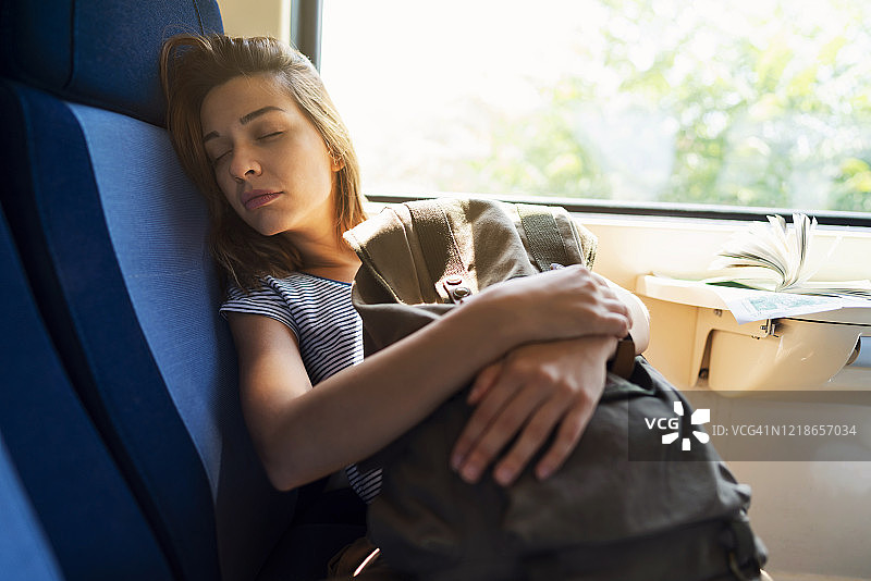 旅途中打盹图片素材