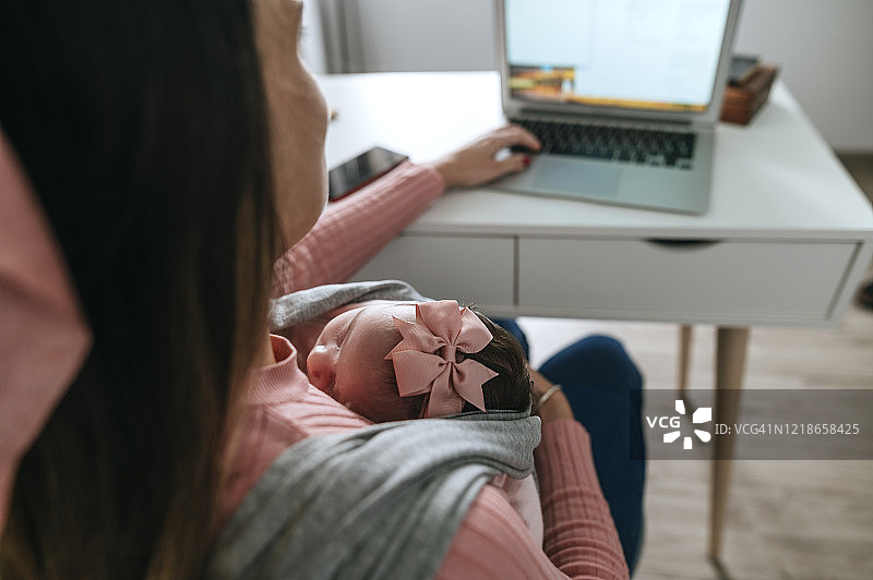 女人在家工作照顾婴儿图片素材