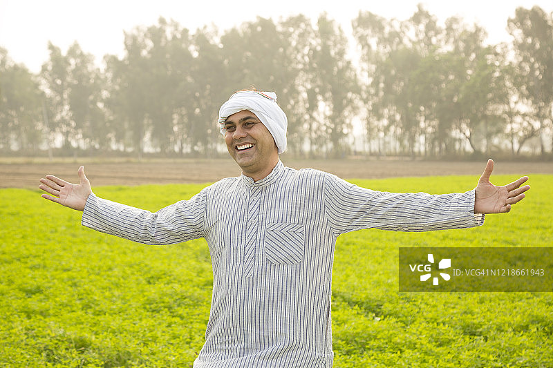 在农田里的印度农民照片图片素材