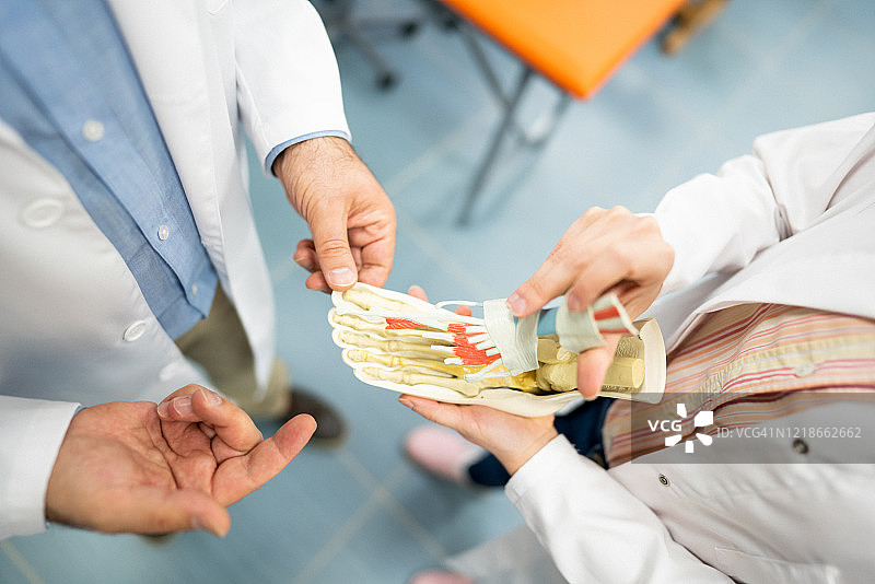 两位医生讨论人类足部解剖图片素材