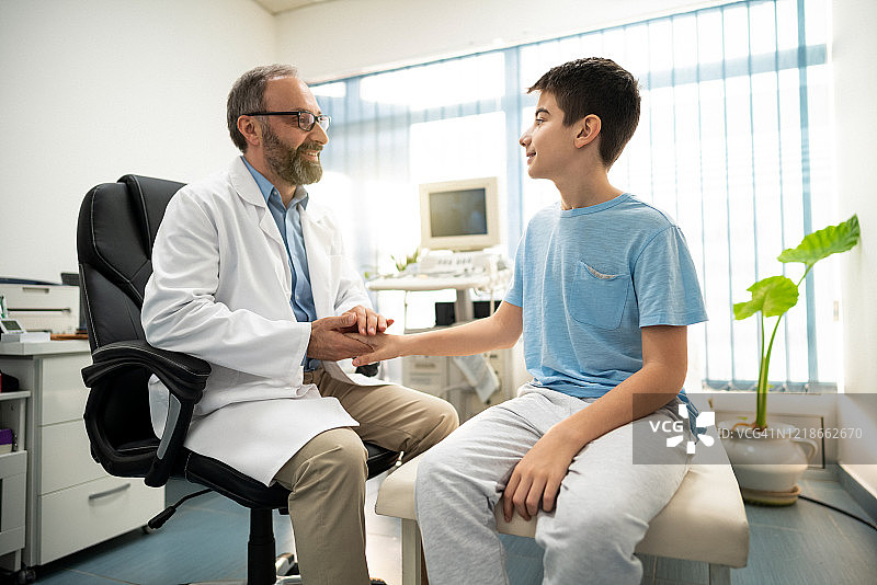 男孩信任他的医生图片素材