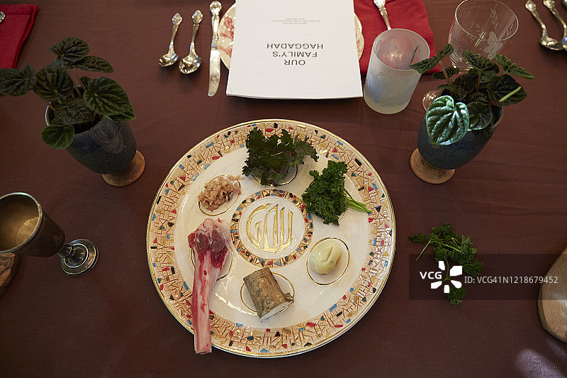 俯视拍摄：逾越节餐桌，中心是逾越节餐盘，背景是哈加达图片素材