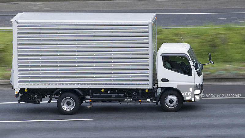 行驶中的卡车图片素材