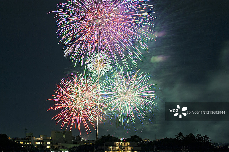 居民区看到的烟花表演图片素材