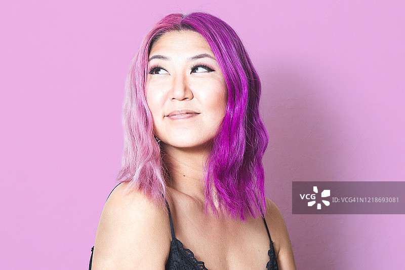 粉色和紫色头发与粉色背景图片素材