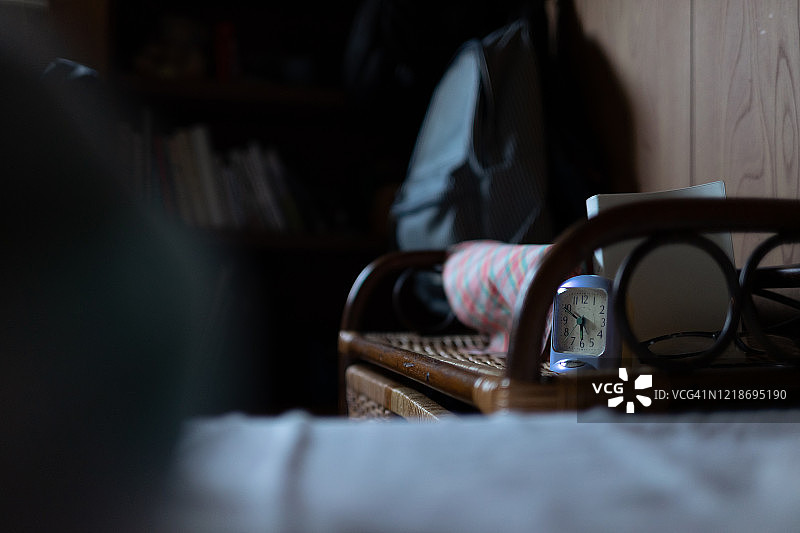 抽屉上的闹钟图片素材
