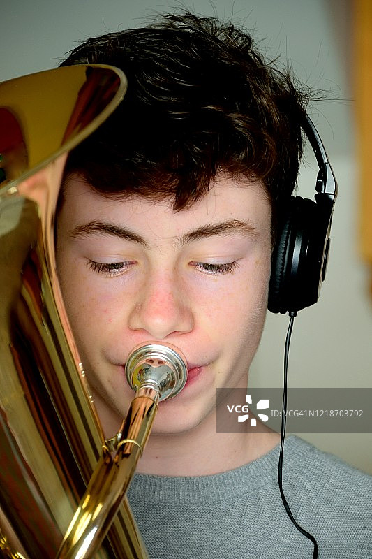 吹奏优福尼姆号的青少年男孩图片素材