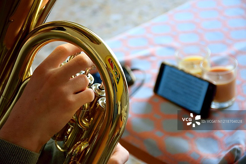 吹奏优福尼姆号的青少年男孩图片素材