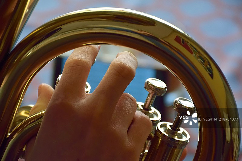 吹奏优福尼姆号的青少年男孩图片素材