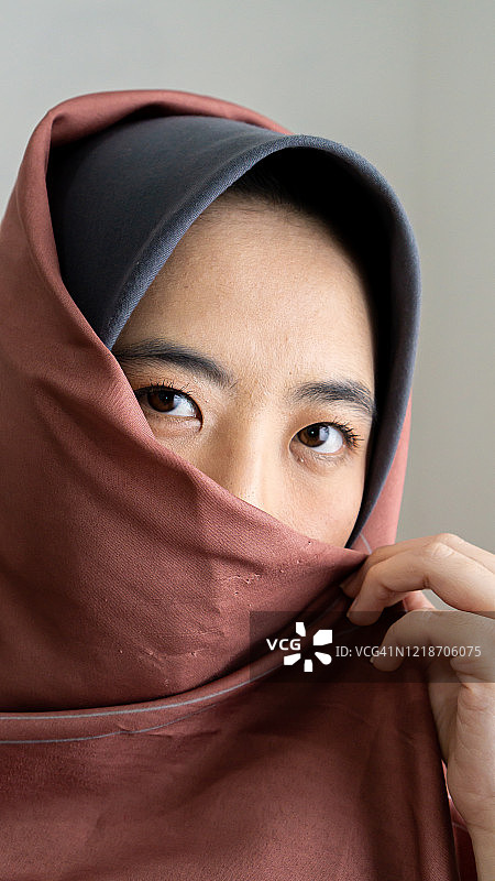 用披肩遮住脸的亚洲千禧年头巾美女拍摄图片素材
