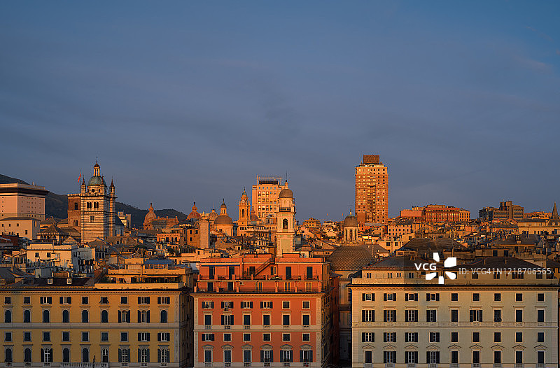 意大利热那亚历史中心在黄昏时分的壮丽日落航拍全景图片素材