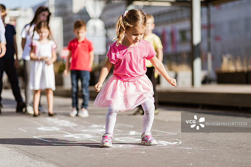 孩子们在操场上玩跳房子图片素材