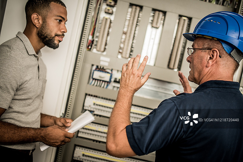 电工与房主交谈图片素材