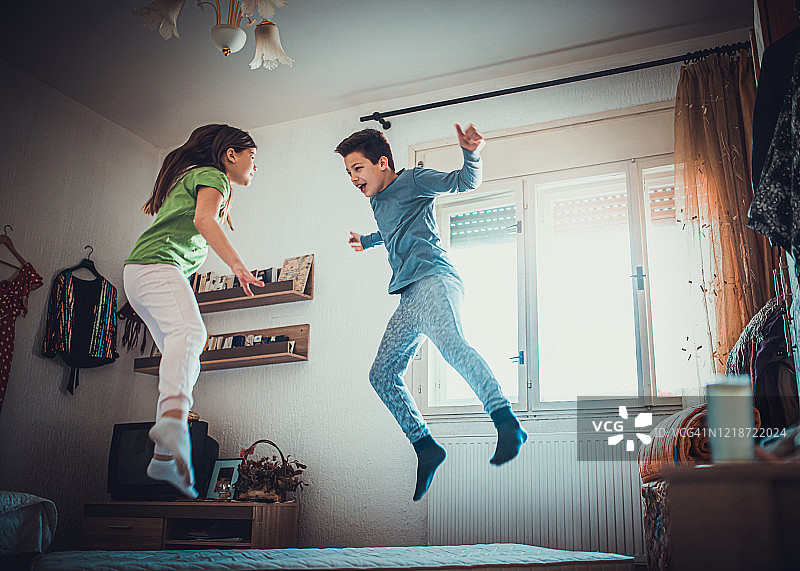 孩子们在家锻炼-新冠疫情图片素材