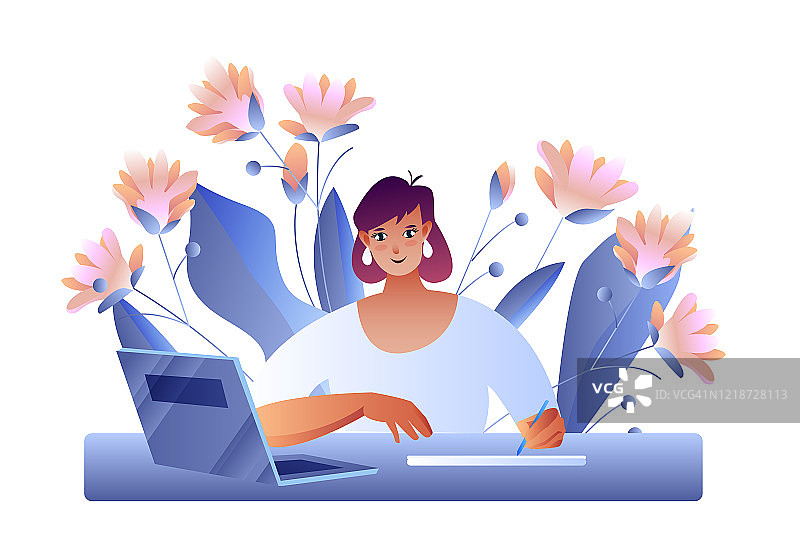 年轻女子在笔记本电脑前工作，周围有粉色和蓝色花朵图片素材